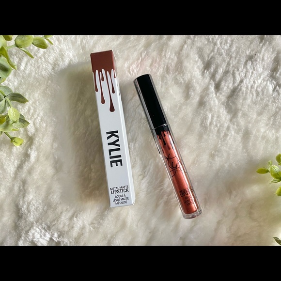 𝙺𝚢𝚕𝚒𝚎 𝙲𝚘𝚜𝚖𝚎𝚝𝚒𝚌𝚜 𝙼𝚎𝚝𝚊𝚕𝚕𝚒𝚌 𝙻𝚒𝚙𝚜𝚝𝚒𝚌𝚔 - Picture 3 of 5